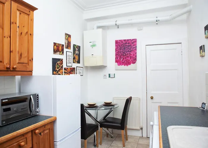 The Summit West End- Elegant Apartment With Free Parking In Prime Location